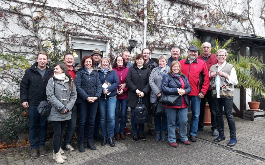 Delegation aus Gompertshausen vor der Weinstube der Familie Kost.