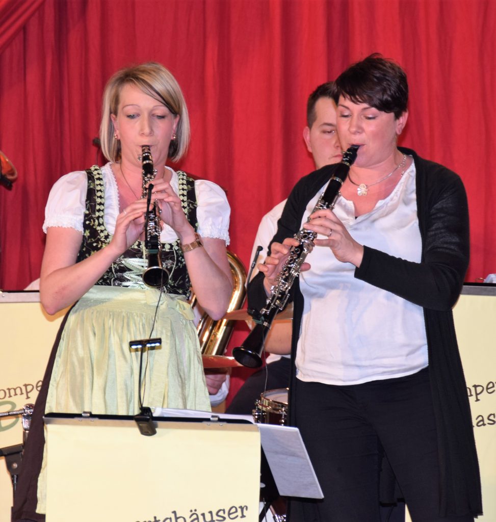 Das Bild zeigt die Klarinettistinnen Evelin Hettrich und Sarah Sillmann beim „Weinbergzauber“.