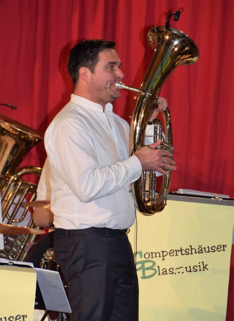 Das Bild zeigt Stefan Renk beim Solo „Pezis Tenorhorn“.