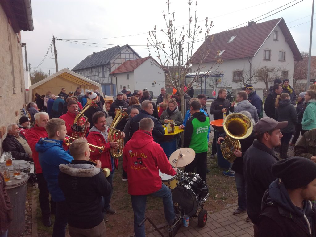 Zahlreiche Gäste fanden sich zu "Bier und Brot" am Gompertshäuser Brauhaus ein.