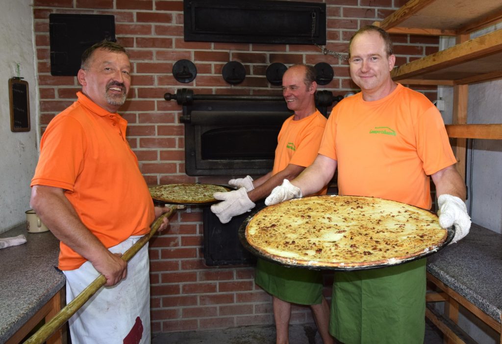 Die Männer des Backhausvereins mit heißbegehrten "Detschern"