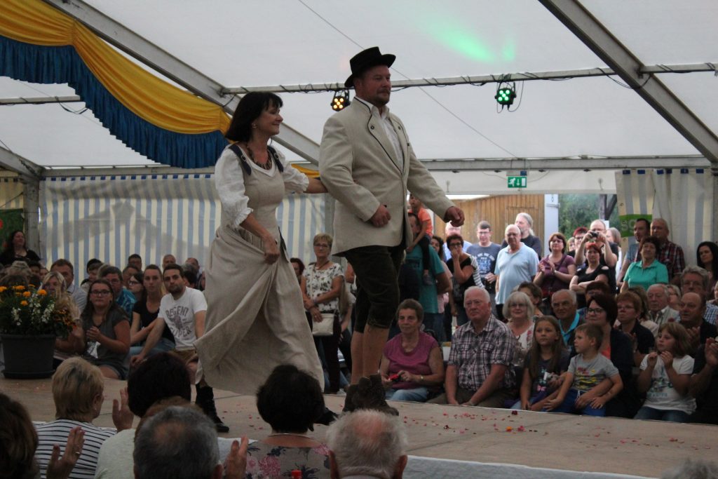 Die Modenschau am Kirmes-Freitag zeigte Gompertshäuser Originale aus dem letzten Jahrhundert