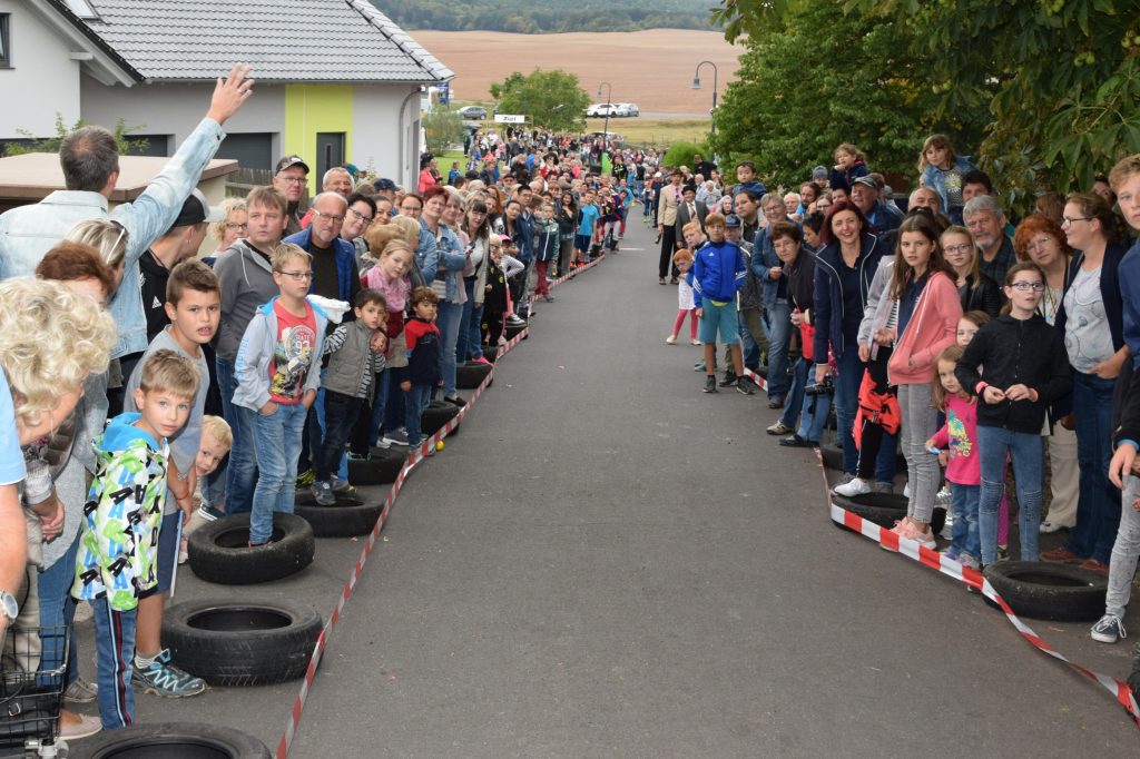 Am Rand der Strecke am "Sternberger Weg" fanden sich unzählige Schaulustige ein