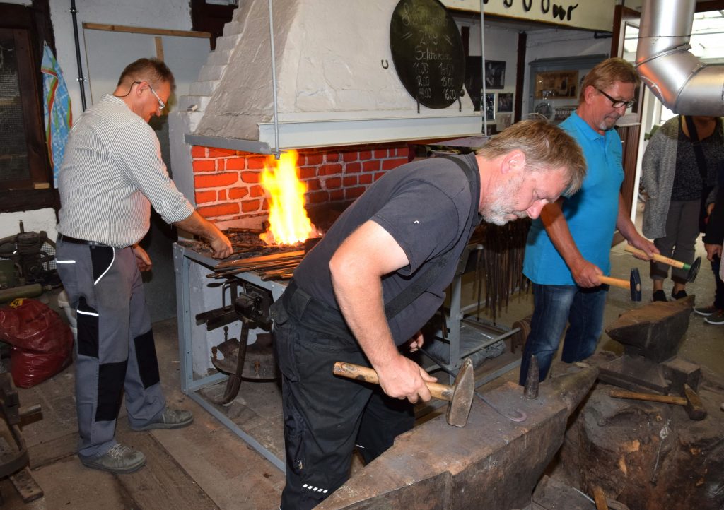 In der alten Schmiede wurde das Eisen zum Glühen gebracht.